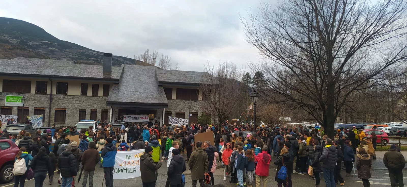Concentración en Benasque para reivindicar "un sólo instituto".