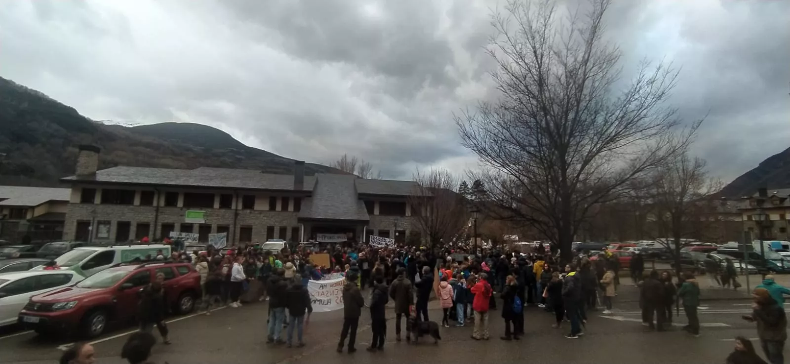 Concentración en Benasque para reivindicar "un sólo instituto".