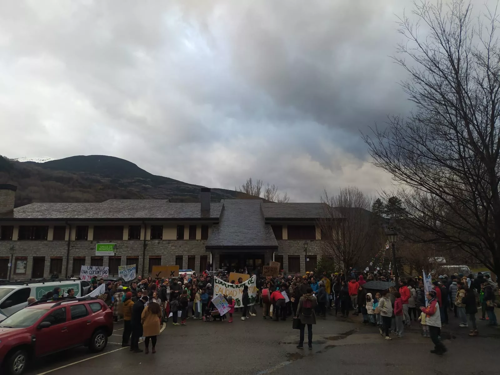 Concentración en Benasque para reivindicar "un sólo instituto".