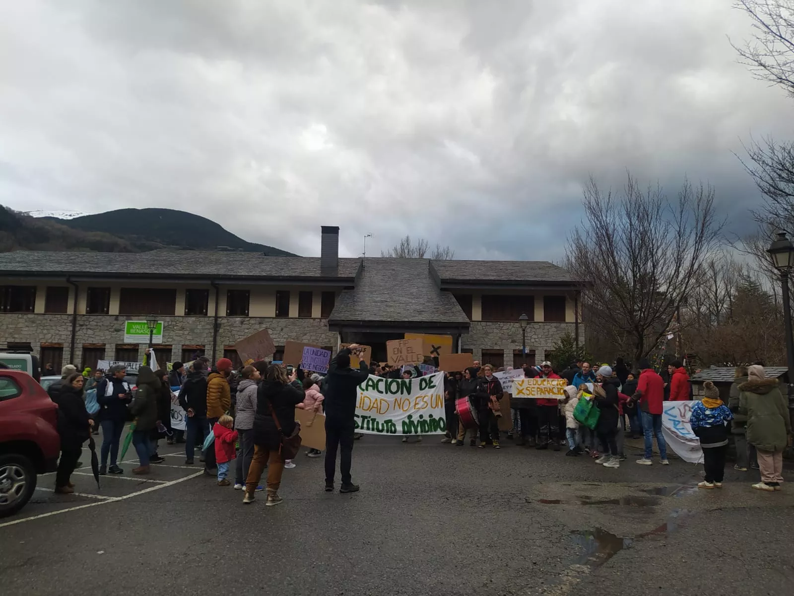 Concentración en Benasque para reivindicar "un sólo instituto".