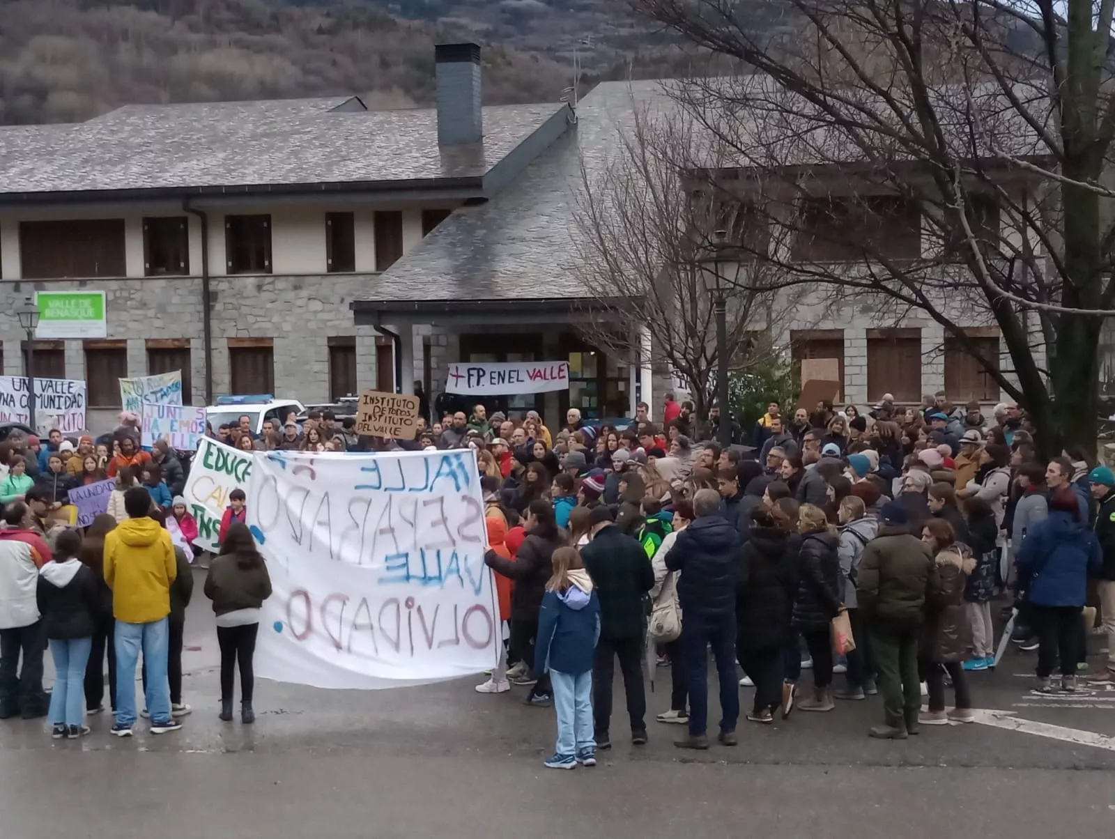 Concentración en Benasque para reivindicar "un sólo instituto".