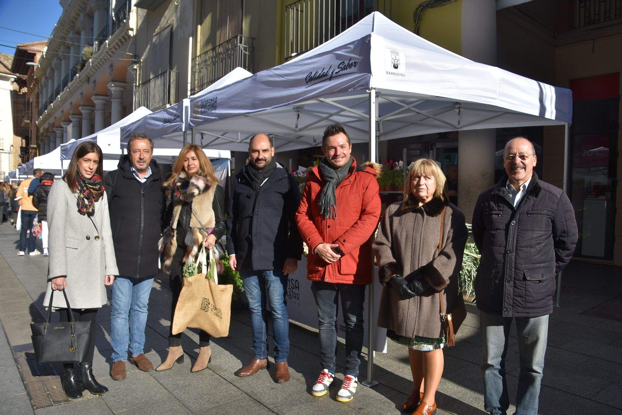 Autoridades ante las nuevas carpas de La Despensa de Barbastro