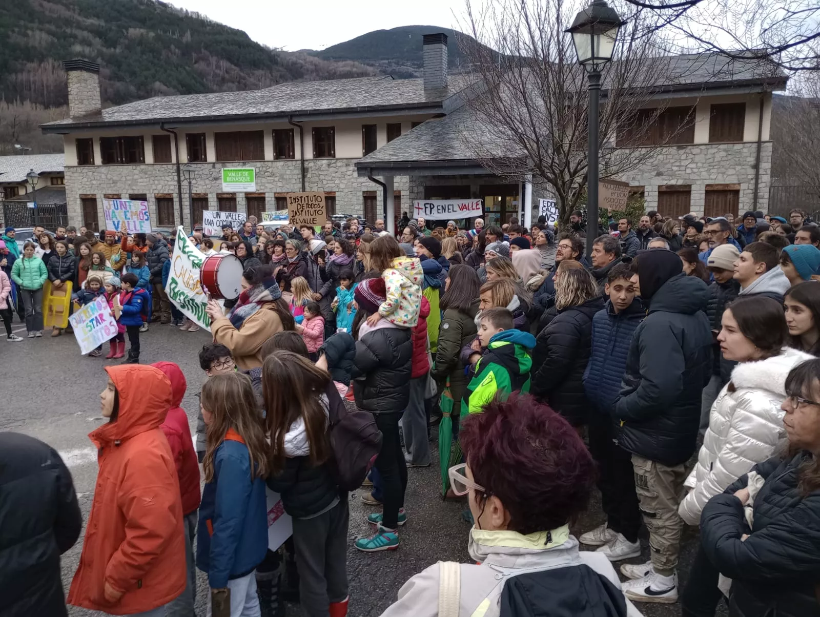 Concentración en Benasque para reivindicar "un sólo instituto".