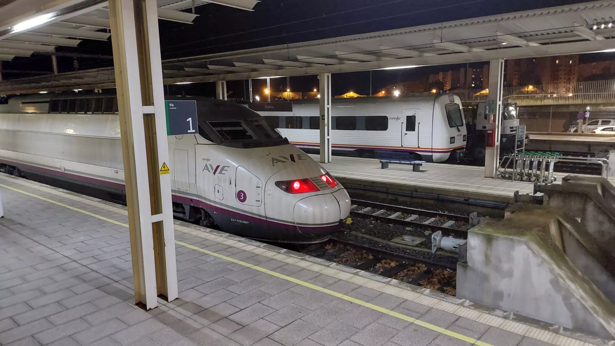 Unidades de AVE y Regional en la Estación Intermodal de Huesca