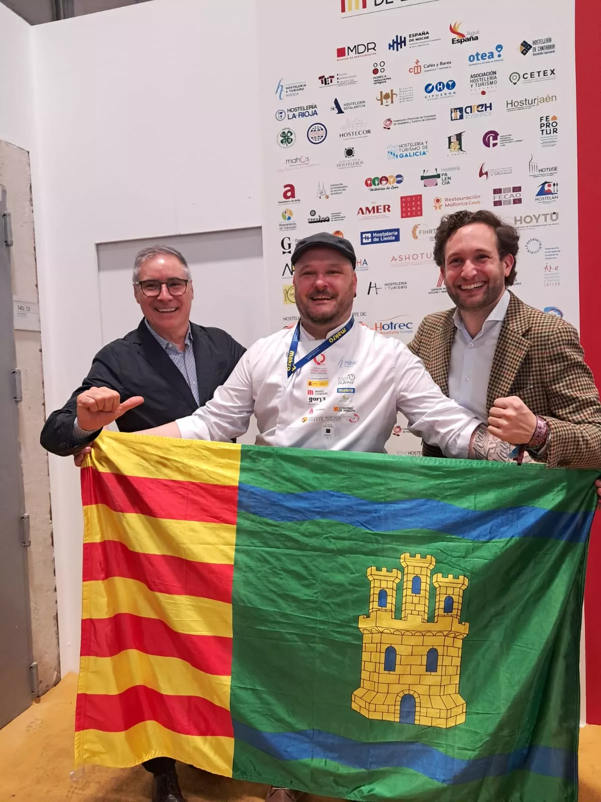 Ramón Lapuyade, entre Carmelo Bosque e Isaac Claver, con la bandera de Alcolea de Cinca Ramón Lapuyade, entre Carmelo Bosque e Isaac Claver, con la bandera de Alcolea de Cinca