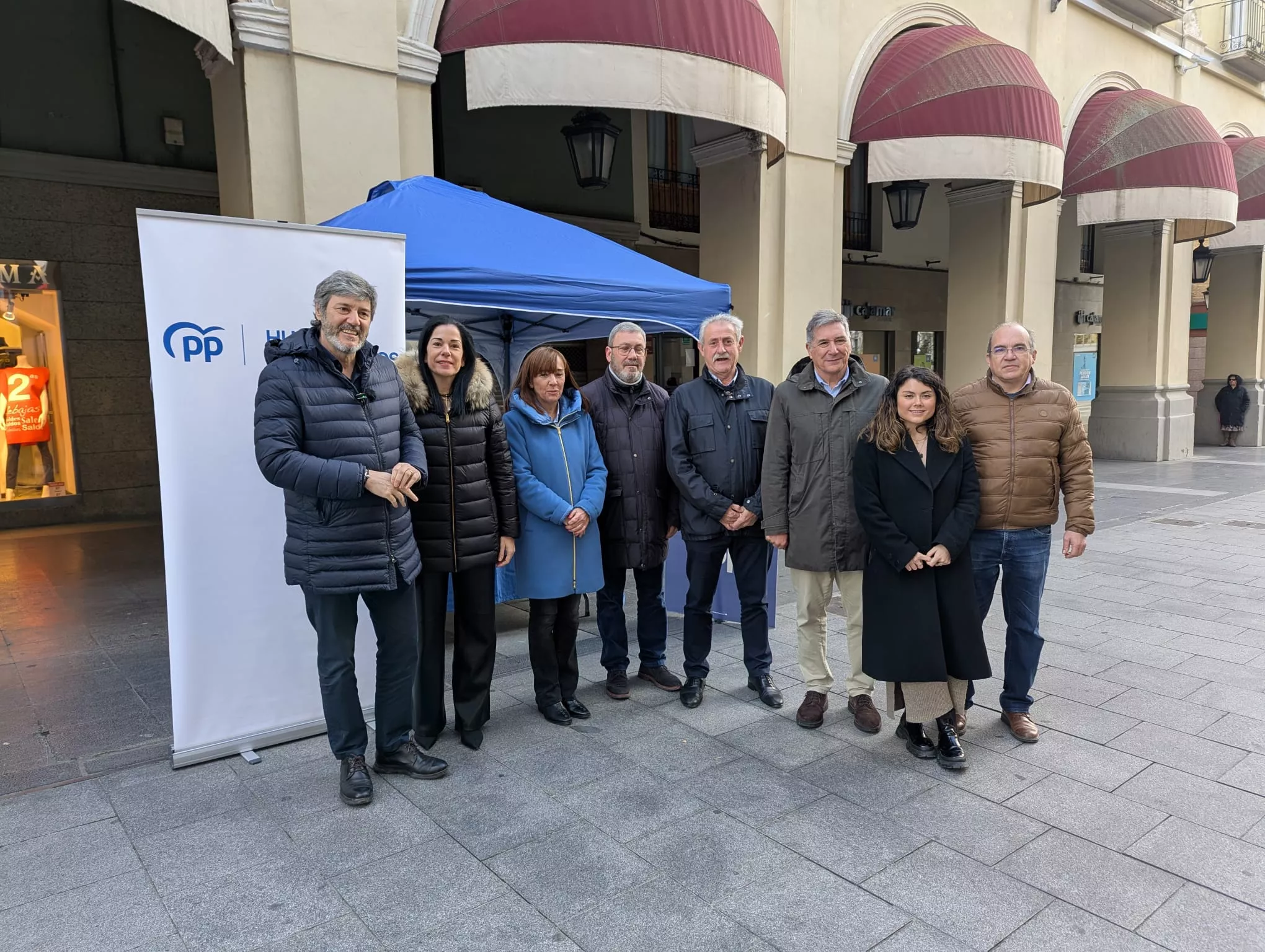 Gerardo Oliván con otras autoridades provinciales del PP en los Porches de Galicia para la campaña de firmas de petición de subida de pensiones, bono de transporte y ayudas por la dana