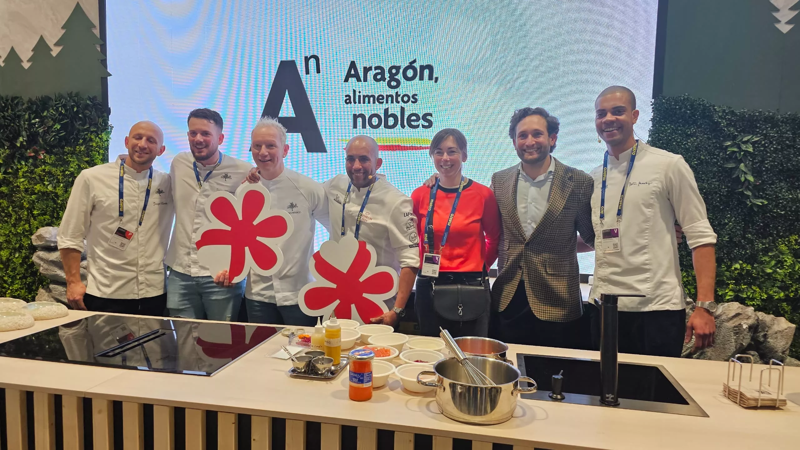 Isaac Claver con los cocineros de los tres nuevos Estrella Michelín de Huesca