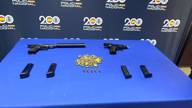 Pistolas, cargadores y cartuchos que estaban en poder de uno de los detenidos. Pistolas, cargadores y cartuchos que estaban en poder de uno de los detenidos.