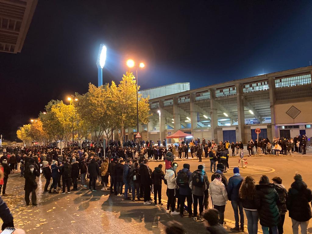 Los aficionados de Huesca y Real Zaragoza, en los exteriores de La Romareda en el último derbi. Foto: A. Mora
