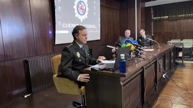 El inspector-jefe Gabriel Atarés, en primer término, aporta detalles de la operación. El inspector-jefe Gabriel Atarés, en primer término, aporta detalles de la operación.