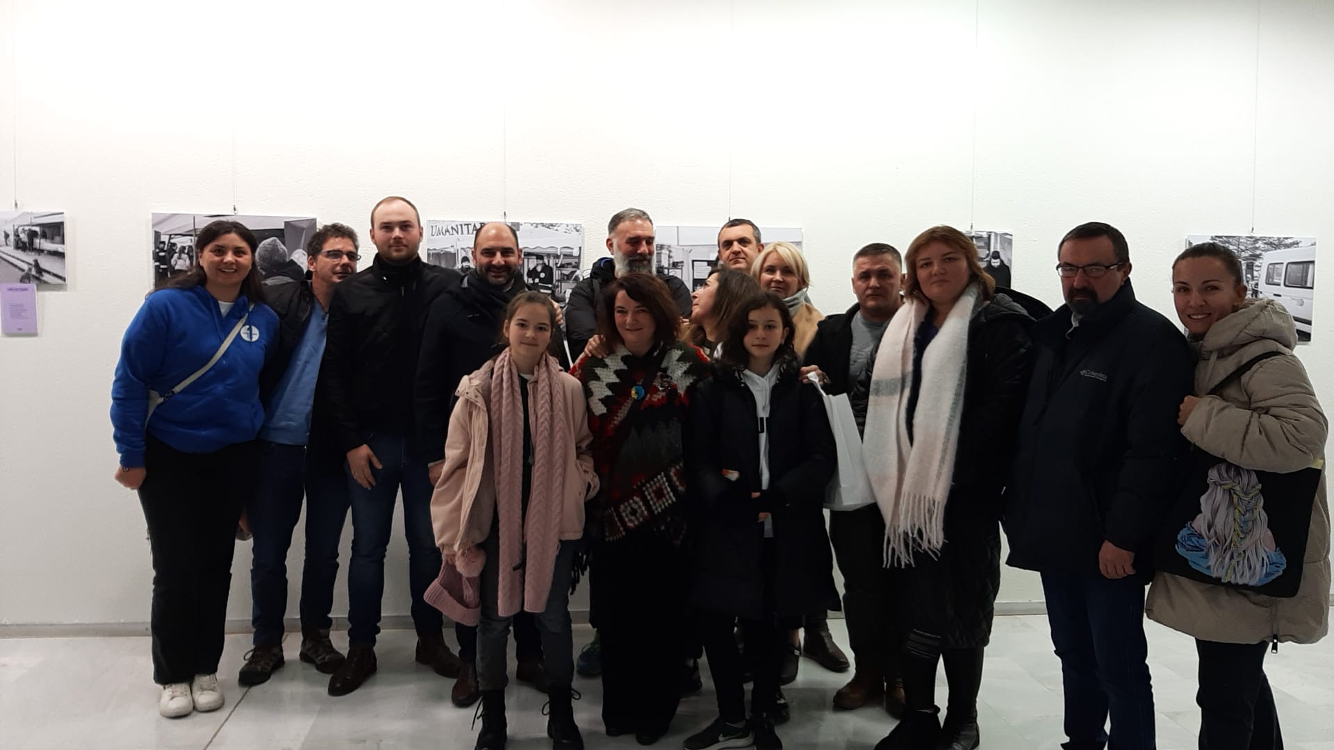 Fotografía de familia de asistentes a la inauguración de la exposición.
