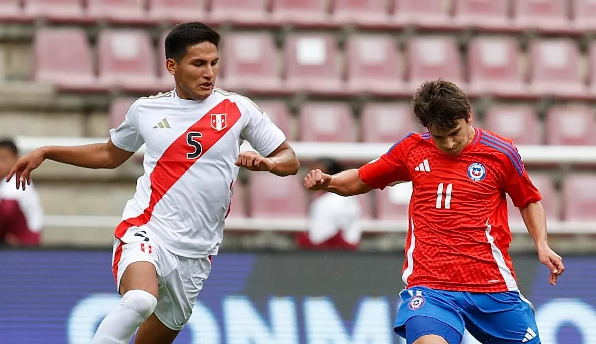 Willy Chatiliez, con el dorsal 11, ante un jugador de Perú.