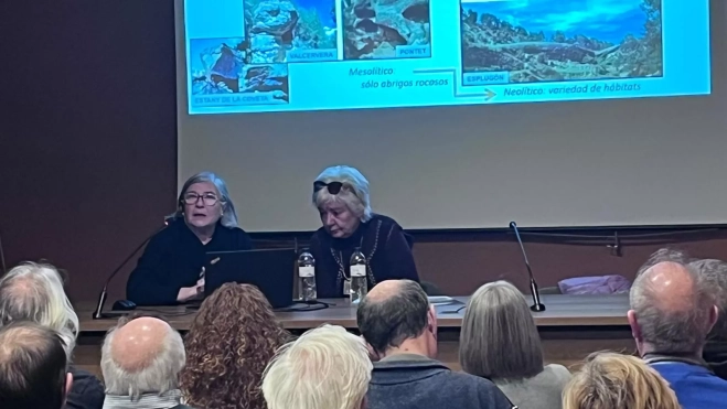 Lourdes Montes y Pilar Utrilla en el ciclo sobre la cueva de Chaves en el IEA. Lourdes Montes y Pilar Utrilla en el ciclo sobre la cueva de Chaves en el IEA.