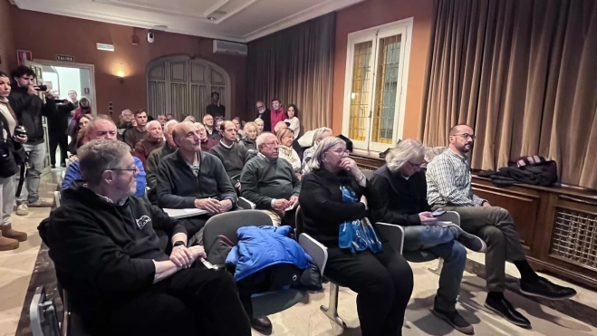 Asistentes a las charlas del ciclo de la cueva de Chaves. Asistentes a las charlas del ciclo de la cueva de Chaves.