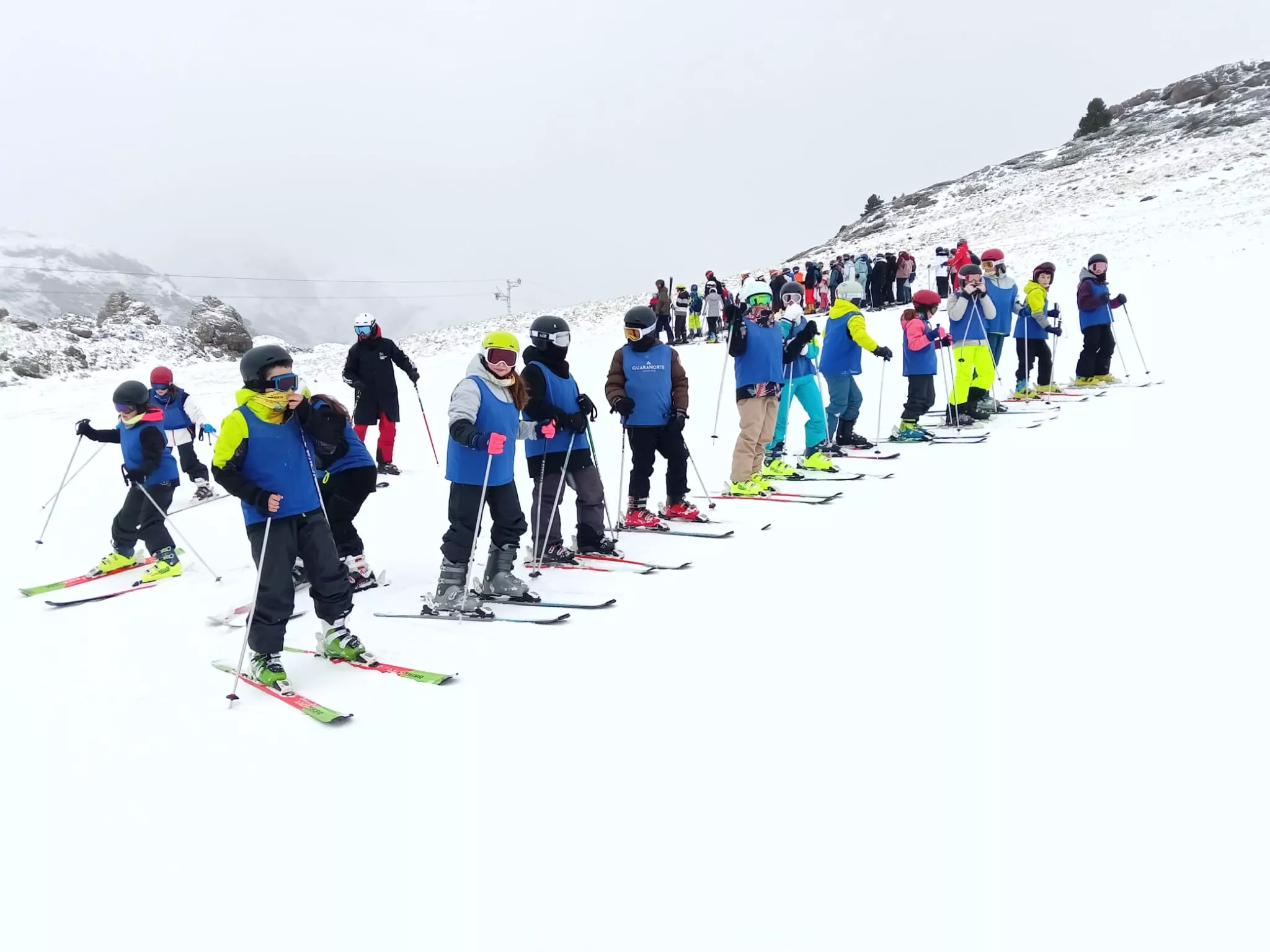 Unos 200 niños de Los Monegros disfrutan de la campaña de esquí escolar