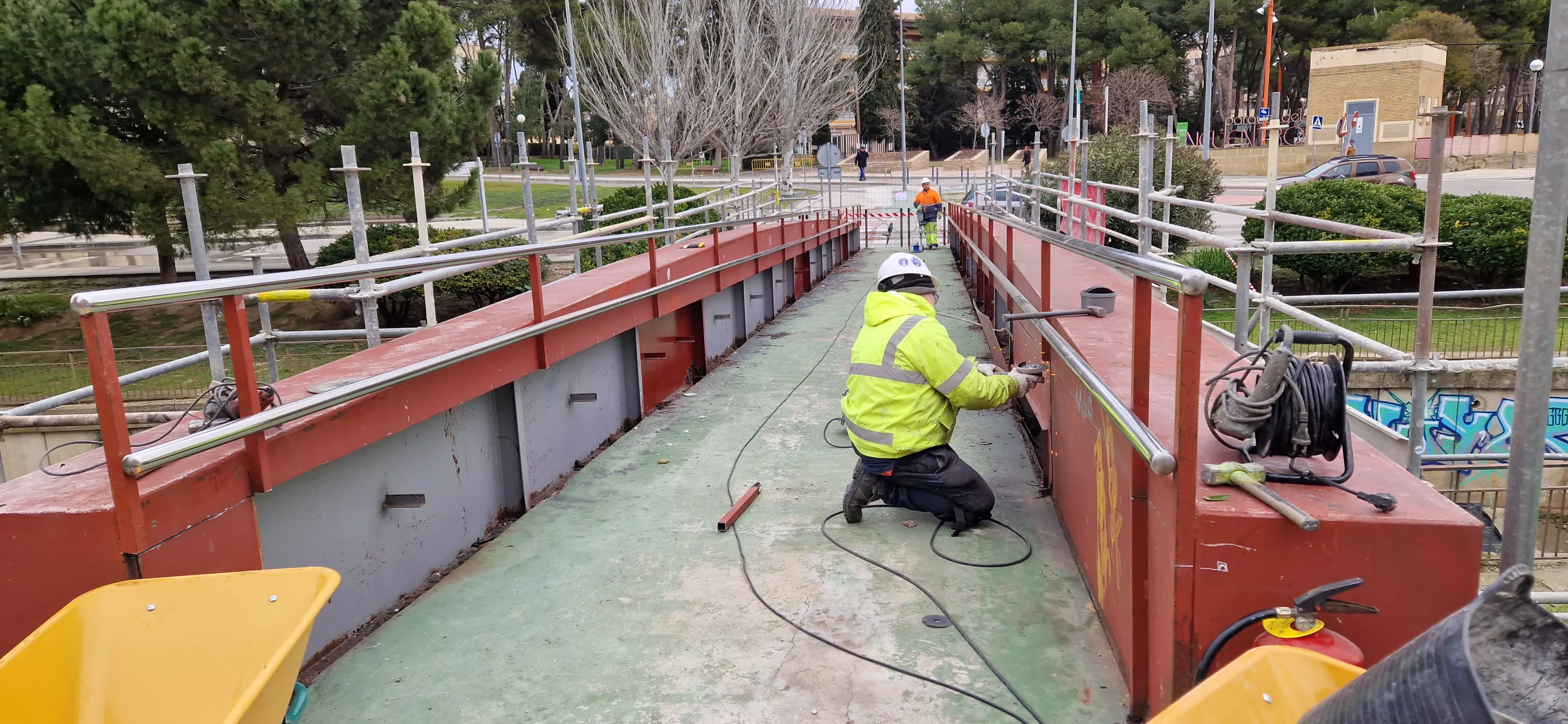 Inicio de las obras de reparación de la pasarela sobre el río Isuela. Foto Myriam Martínez