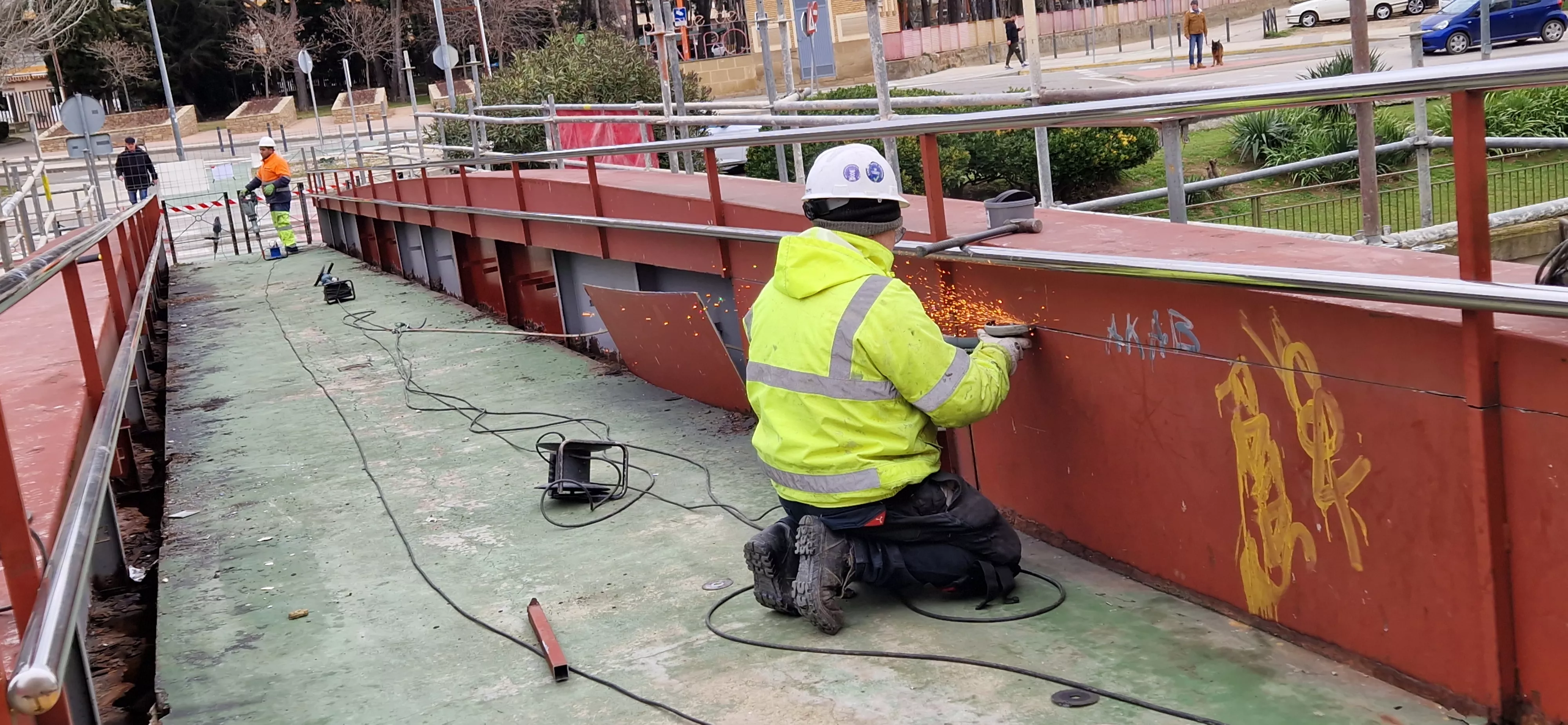 Inicio de las obras de reparación de la pasarela sobre el río Isuela. Foto Myriam Martínez