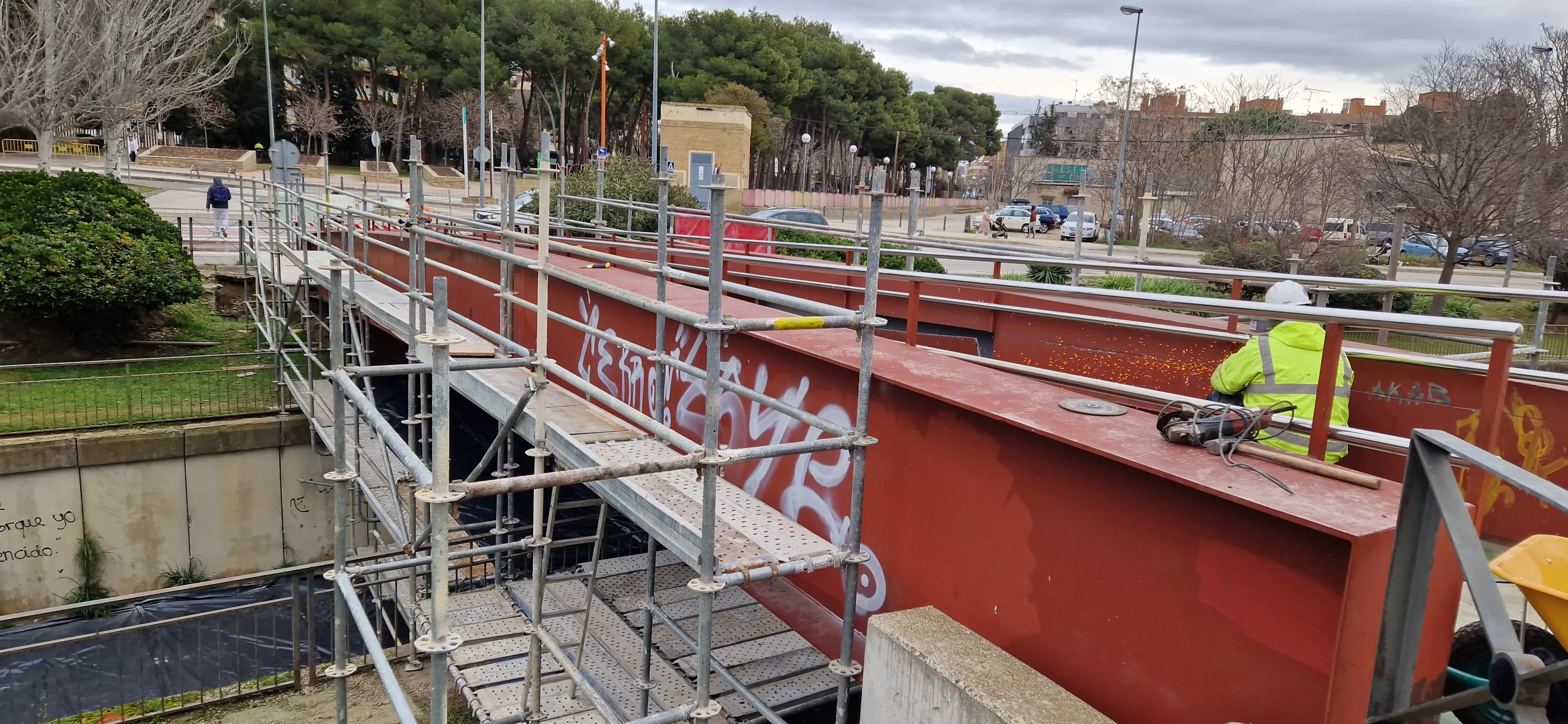 Inicio de las obras de reparación de la pasarela sobre el río Isuela. Foto Myriam Martínez