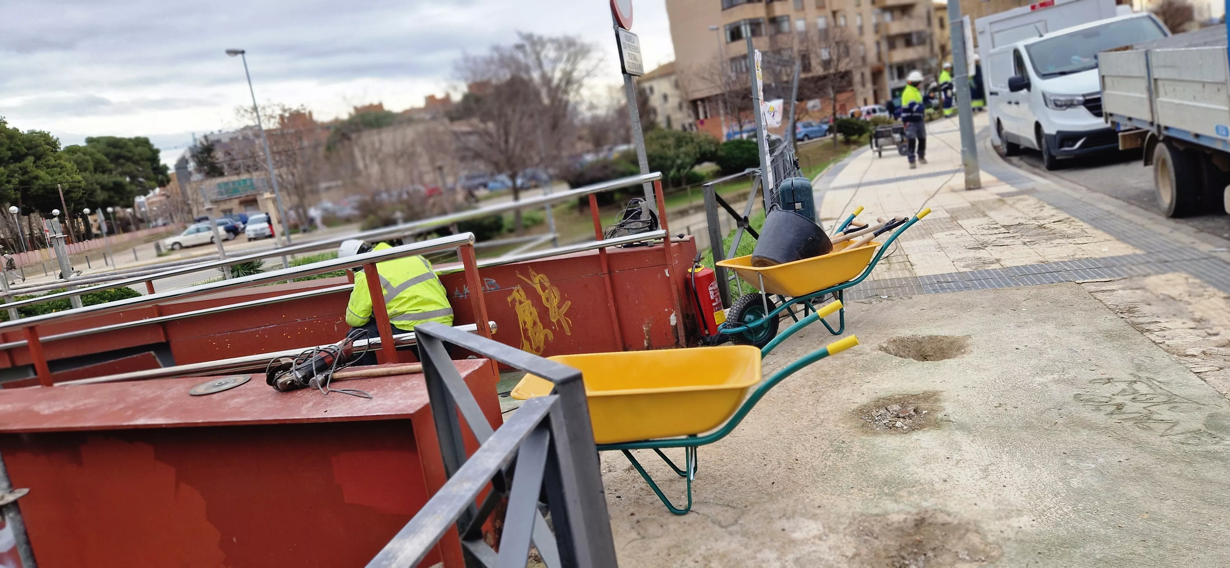 Inicio de las obras de reparación de la pasarela sobre el río Isuela. Foto Myriam Martínez