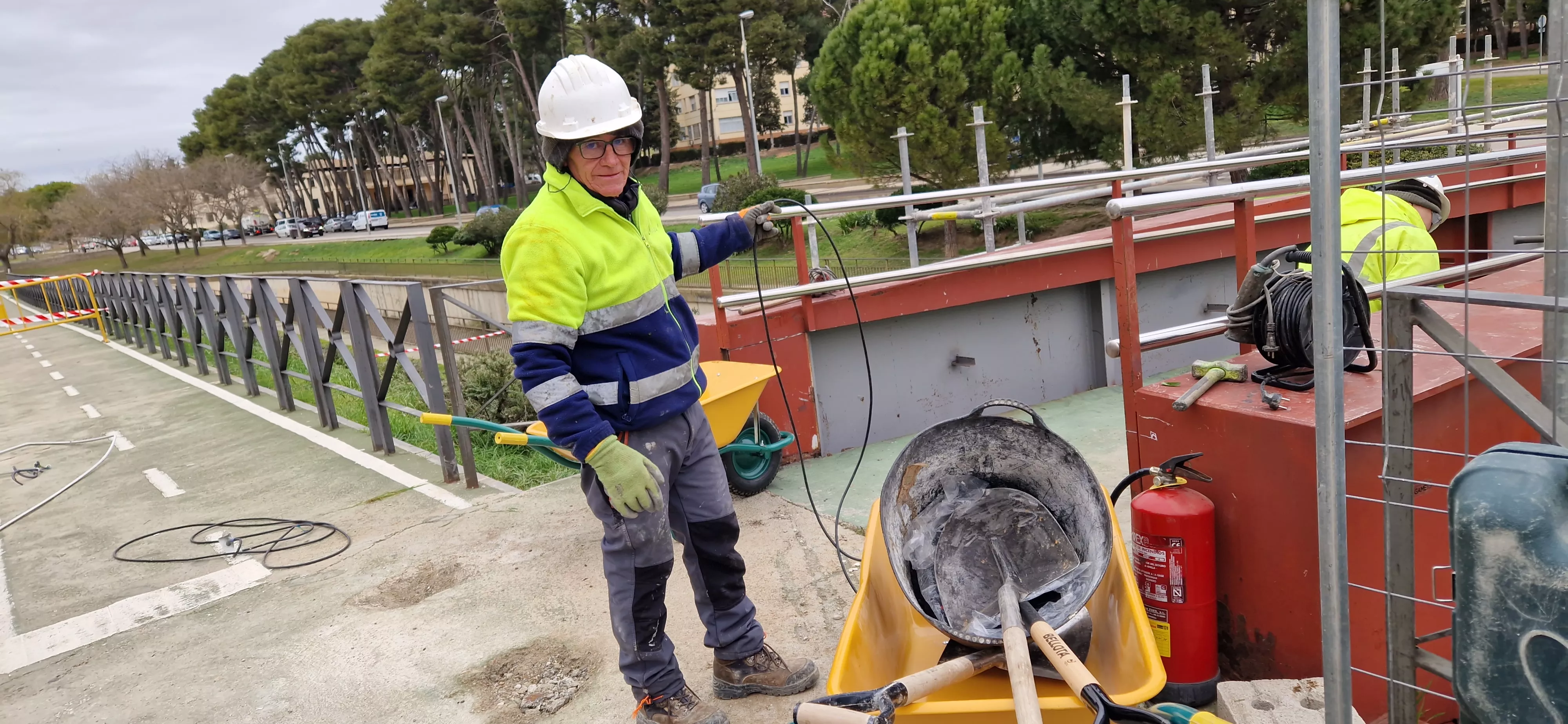 Inicio de las obras de reparación de la pasarela sobre el río Isuela. Foto Myriam Martínez