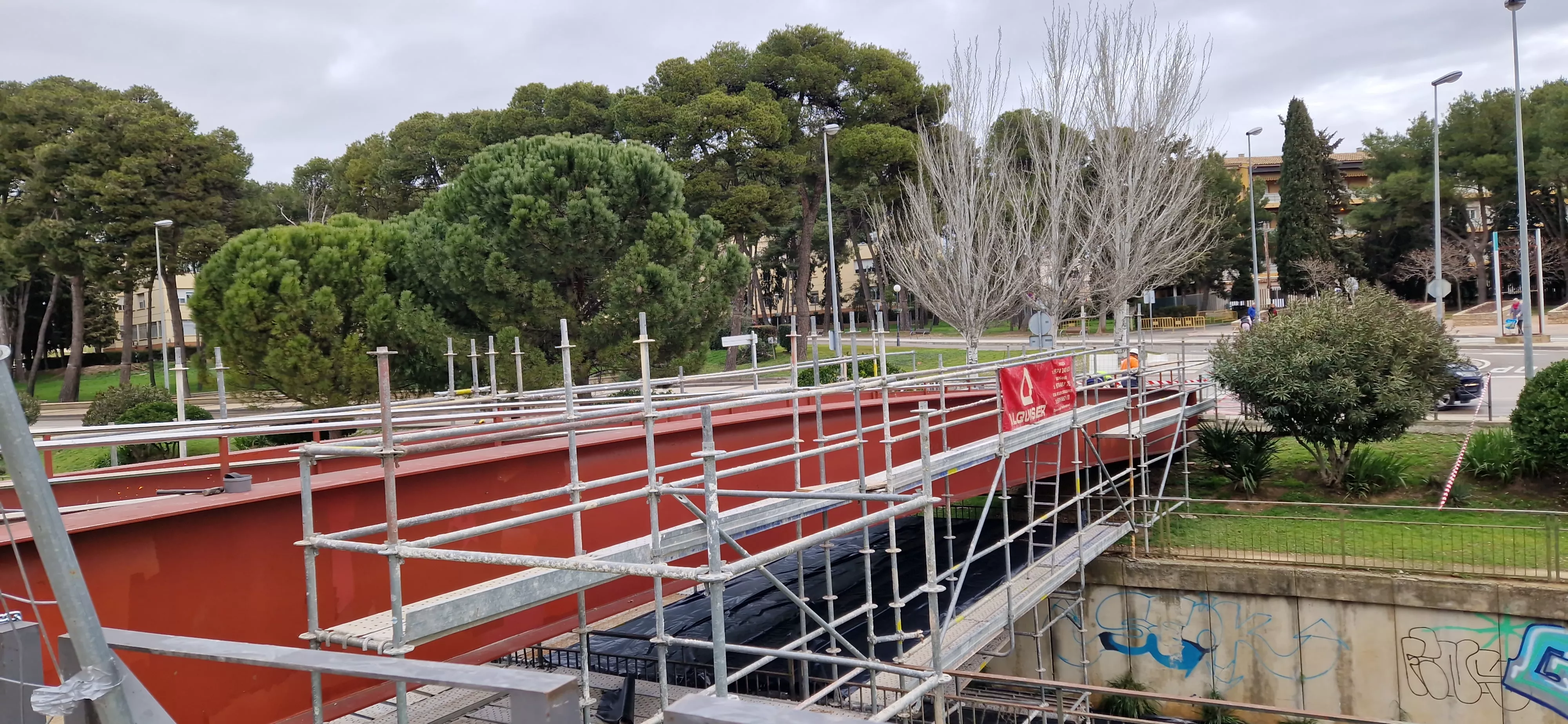 Inicio de las obras de reparación de la pasarela sobre el río Isuela. Foto Myriam Martínez