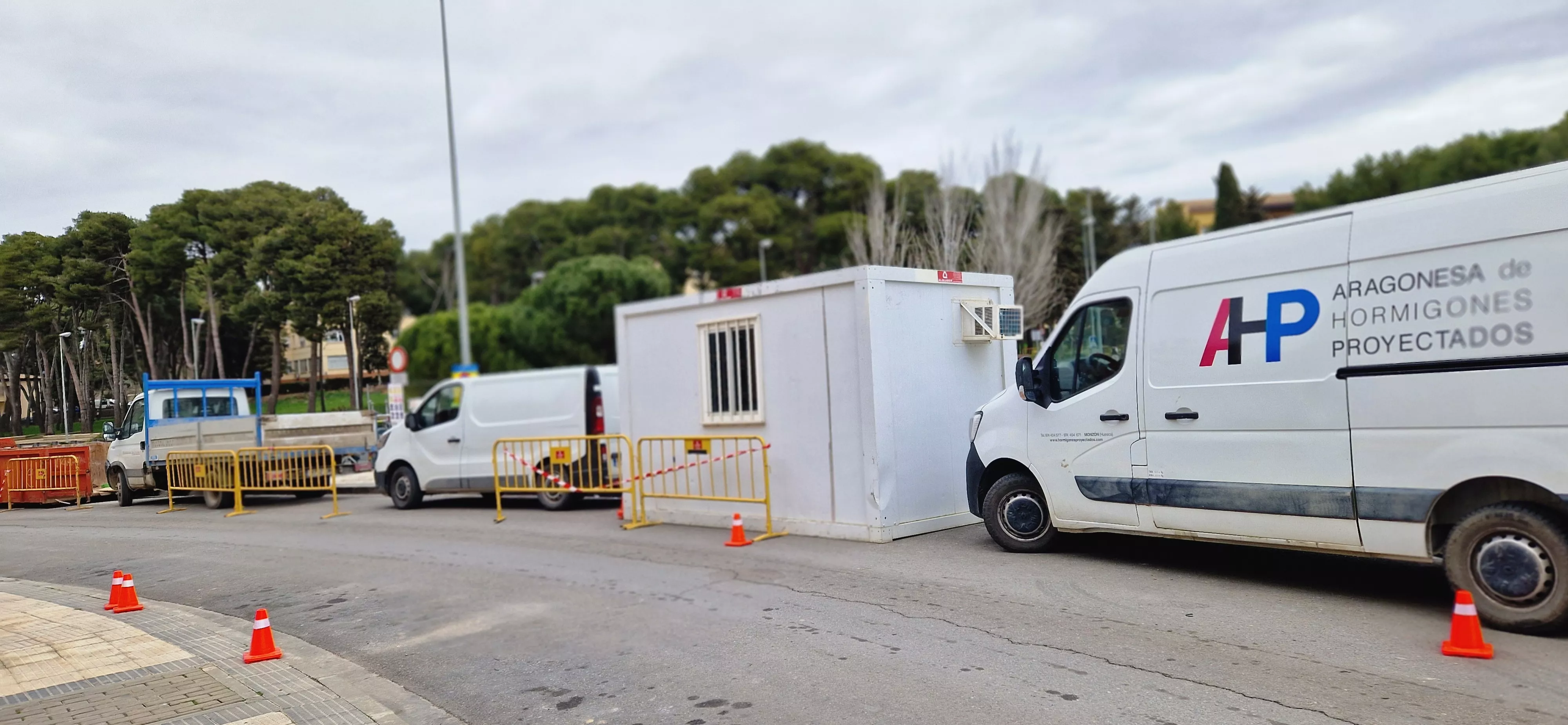 Inicio de las obras de reparación de la pasarela sobre el río Isuela. Foto Myriam Martínez