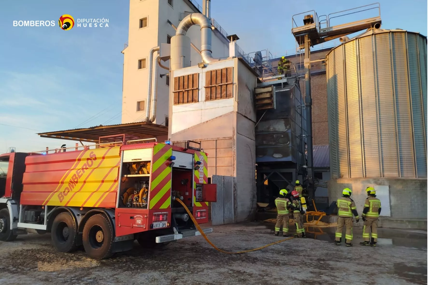 Un incendio quema gran parte del grano almacenado en un silo de la estación de tren de Selgua.