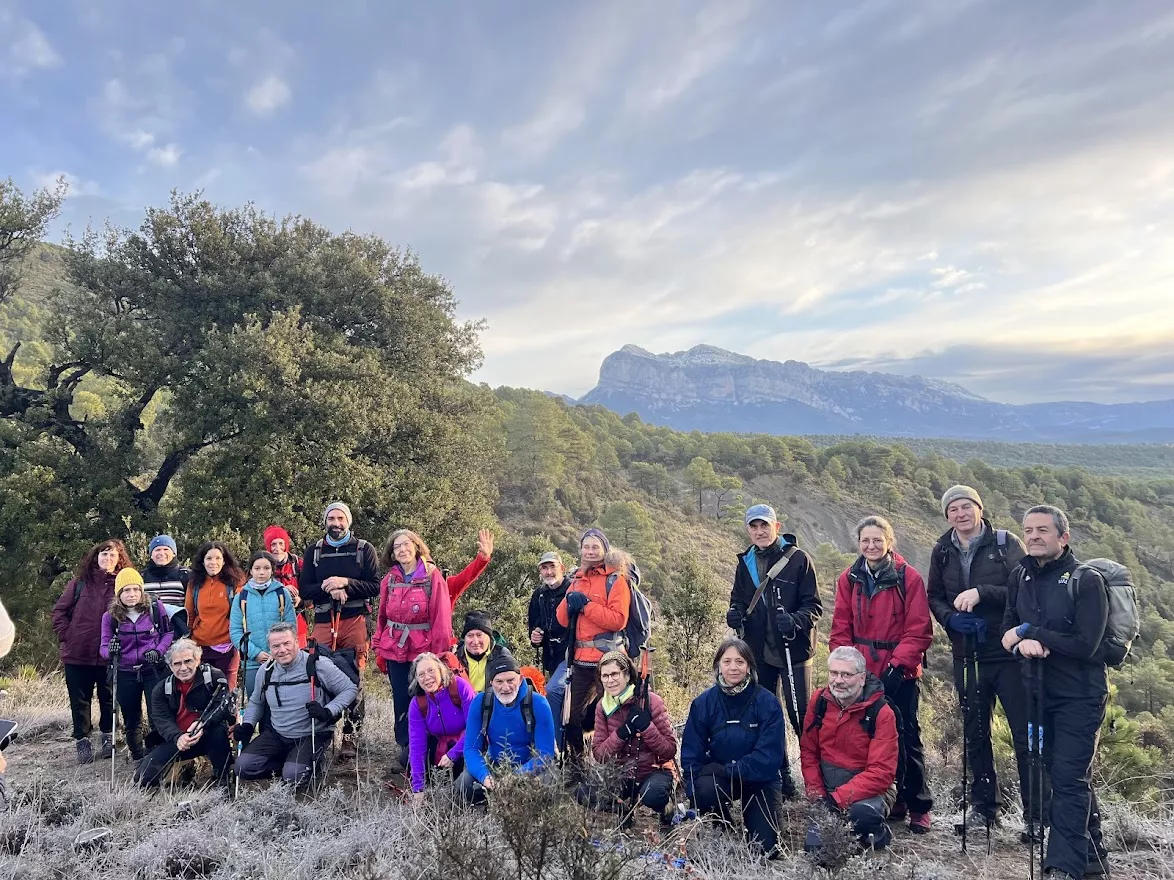 El grupo de senderistas del Club de Montaña Nabaín y el Club Atlético Sobrarbe.  