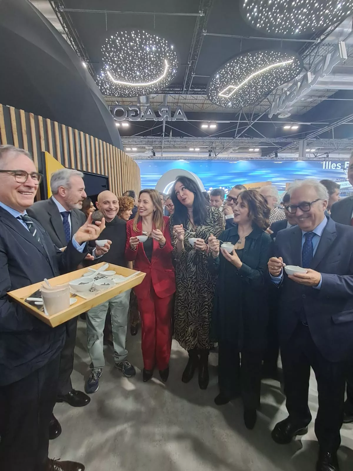 Las autoridades, con Carmelo Bosque en el estand de Aragón en Fitur