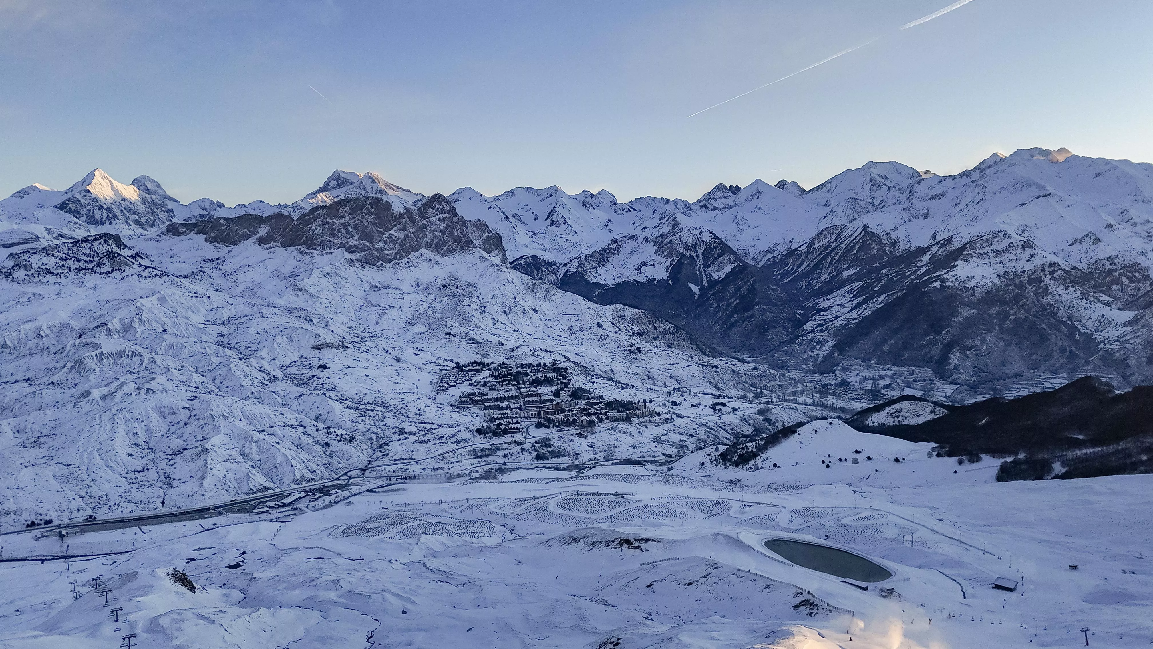 Aramón prevé aumentar su dominio esquiable a 140 kilómetros el fin de semana tras las nevadas.
