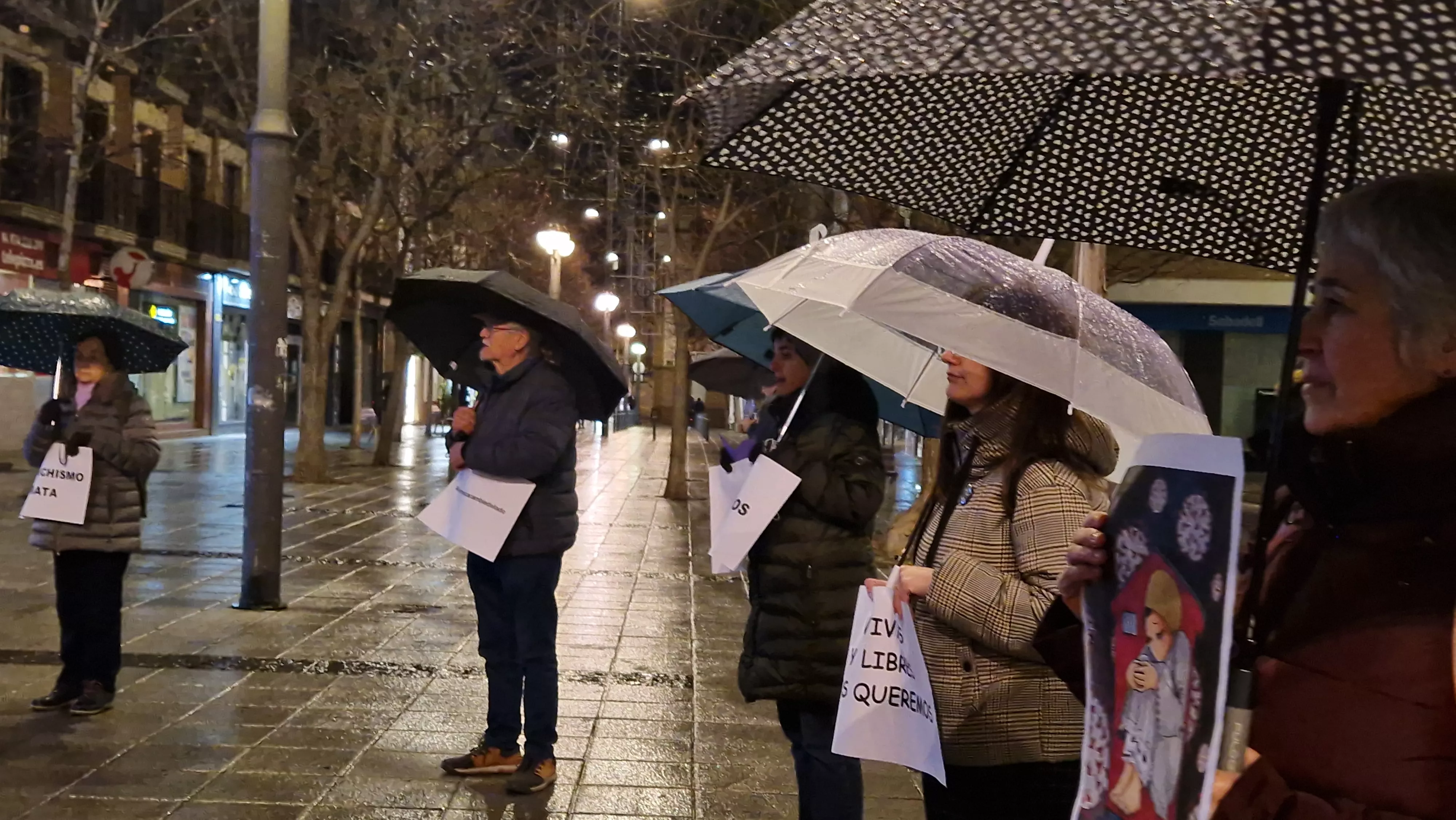 Concentración mensual en Huesca contra las violencias machistas. Foto Myriam Martínez