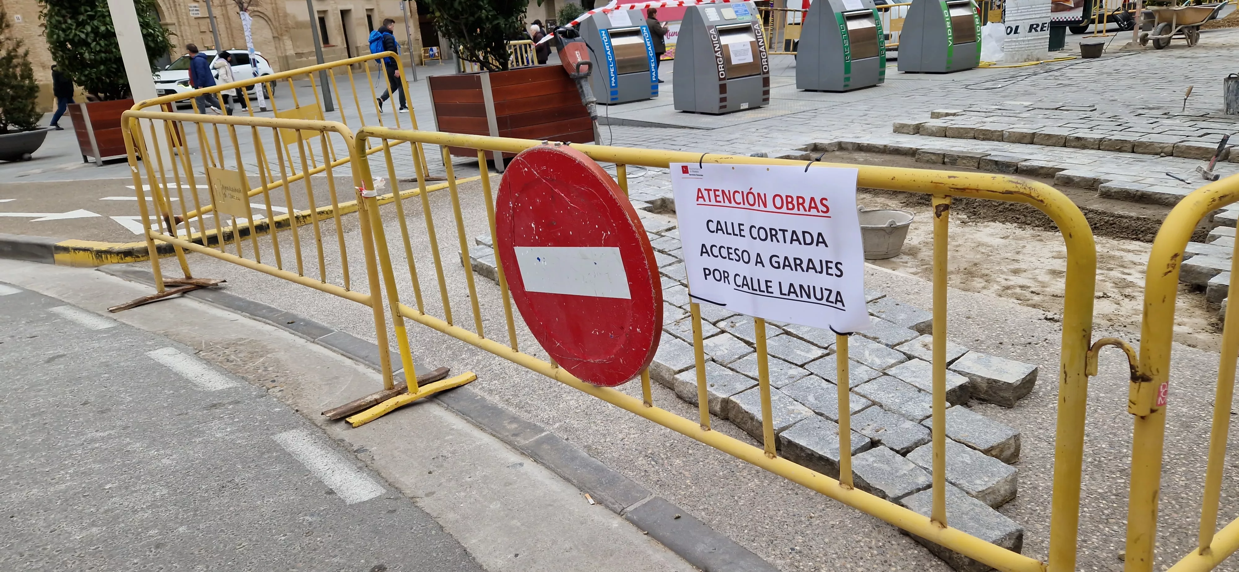Trabajos que se realizan en la plaza Santo Domingo de Huesca. Foto Myriam Martínez