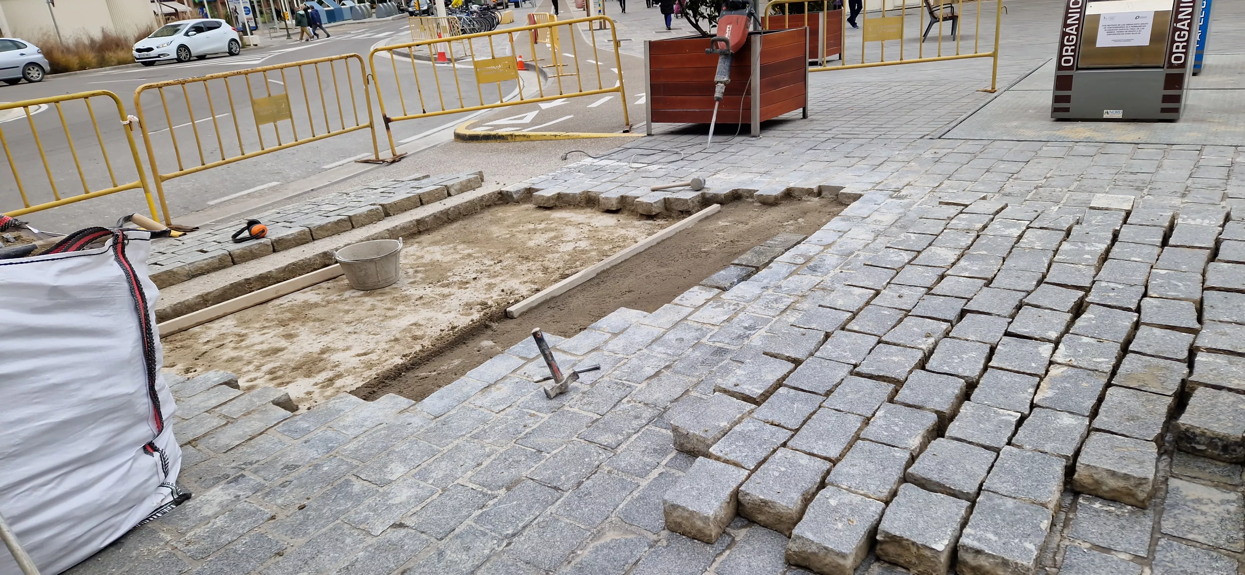 Trabajos que se realizan en la plaza Santo Domingo de Huesca. Foto Myriam Martínez