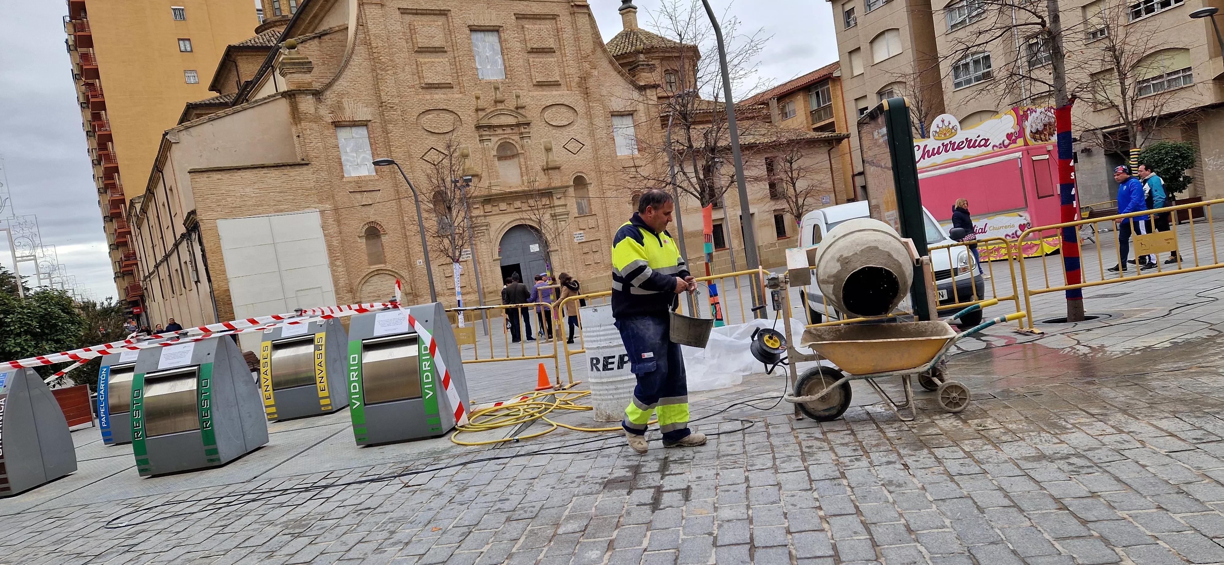 Trabajos que se realizan en la plaza Santo Domingo de Huesca. Foto Myriam Martínez