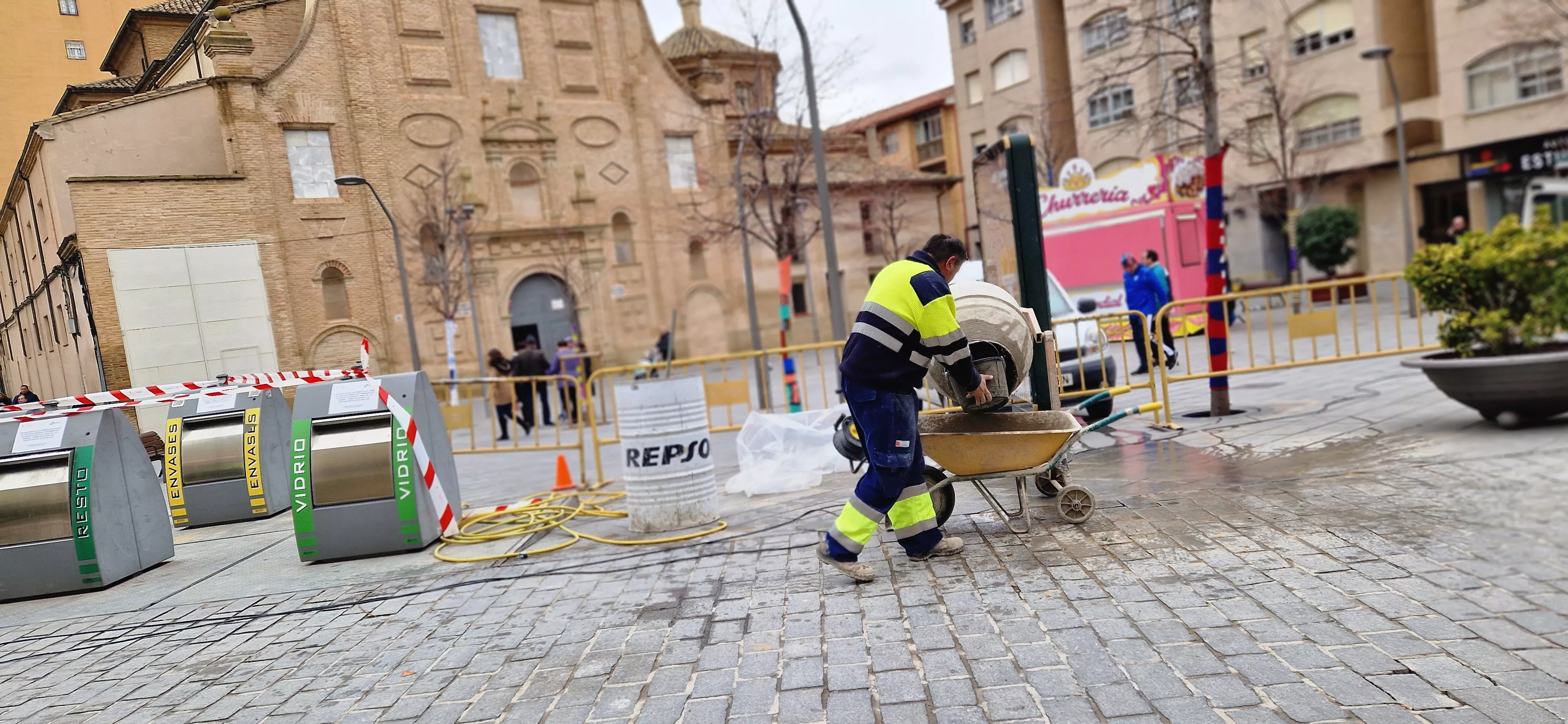 Trabajos que se realizan en la plaza Santo Domingo de Huesca. Foto Myriam Martínez