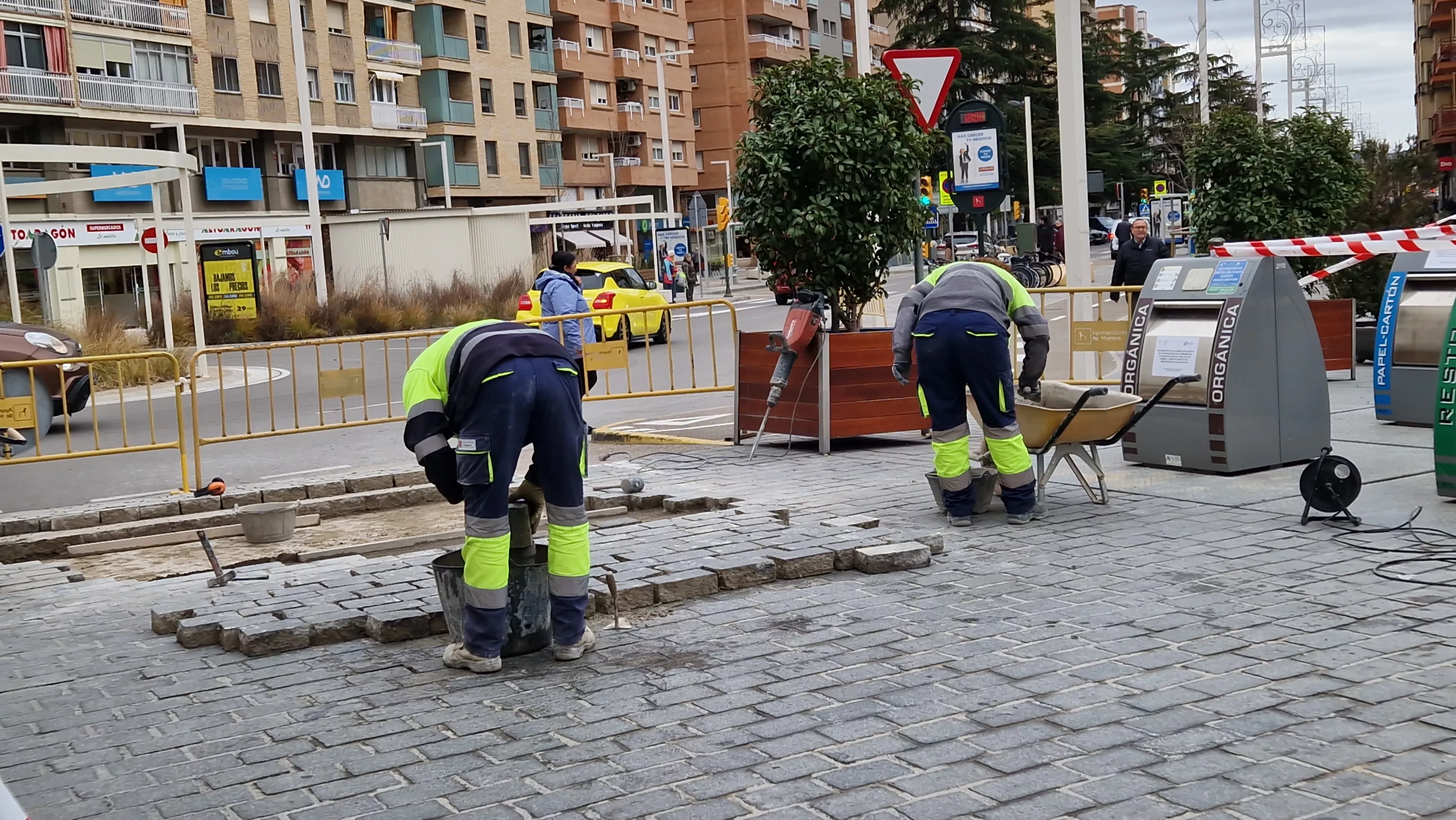 Trabajos que se realizan en la plaza Santo Domingo de Huesca. Foto Myriam Martínez