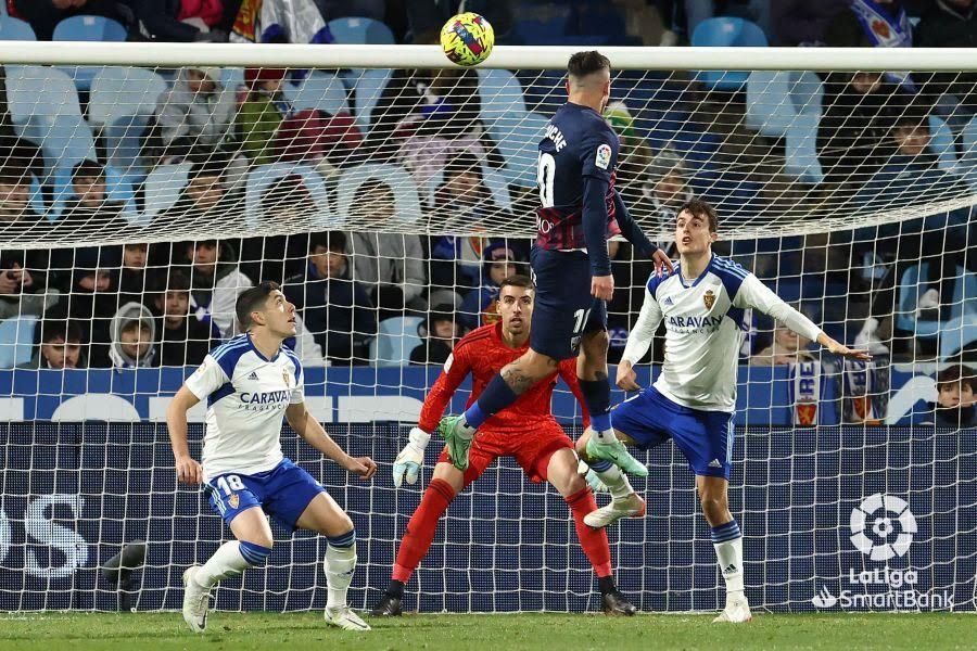 Dani Escriche remata un balón en la mejor ocasión para el Huesca. Foto: LaLiga