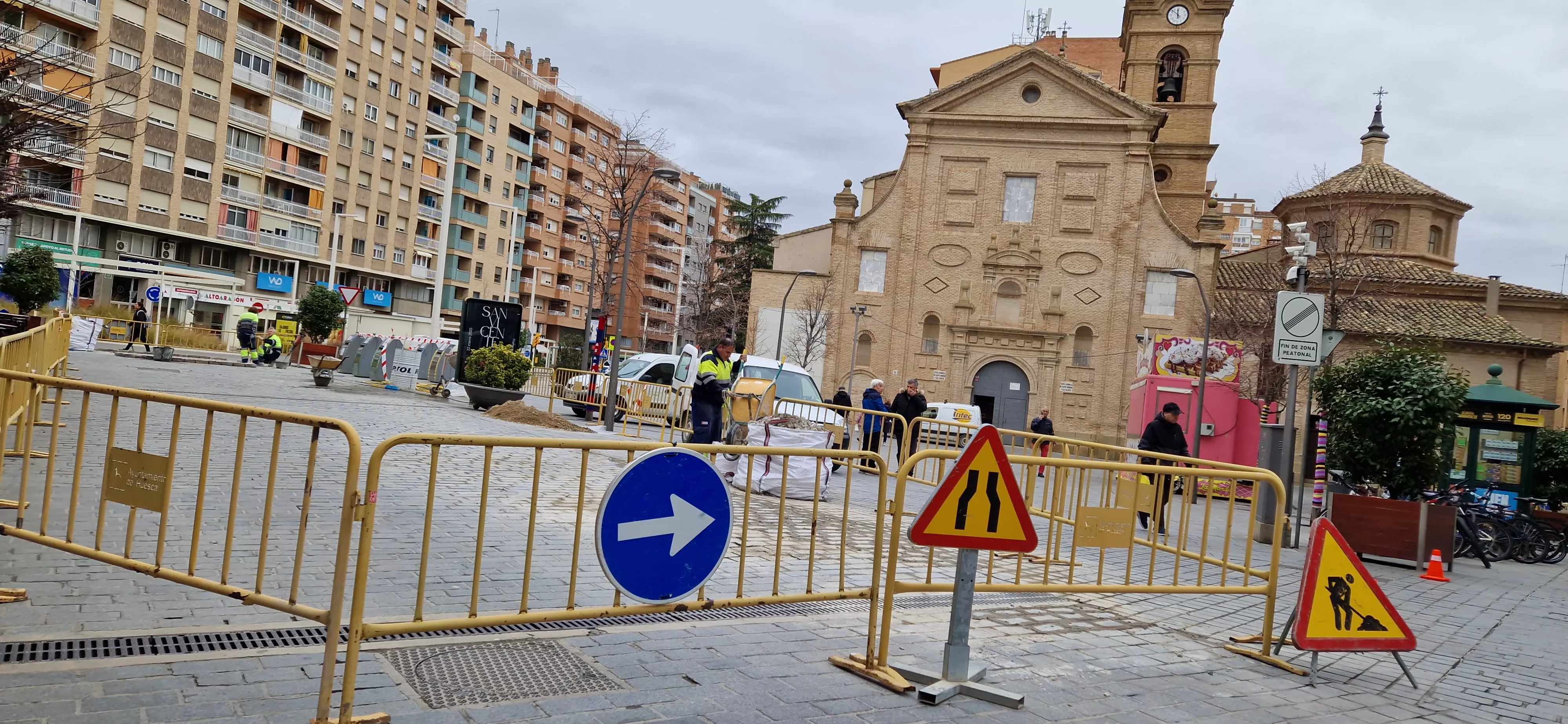 Trabajos que se realizan en la plaza Santo Domingo de Huesca. Foto Myriam Martínez