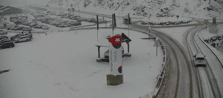 Nieve en la A-136 en Formigal.