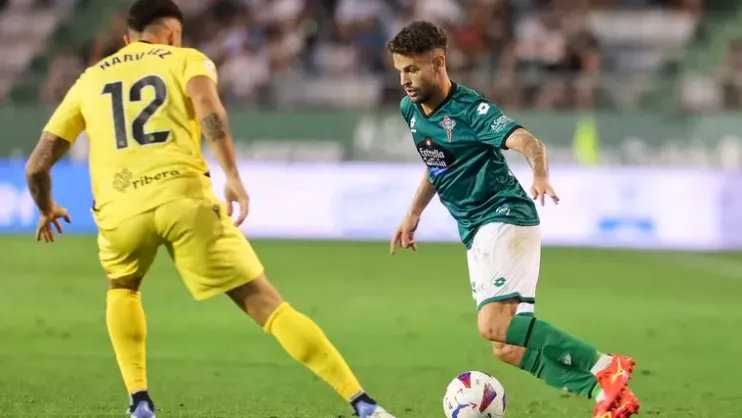 Moi Delgado, ahora en el Huesca, con el Ferrol en la primera vuelta ante el equipo oscensel. Foto: José Pardo/La Voz de Galicia