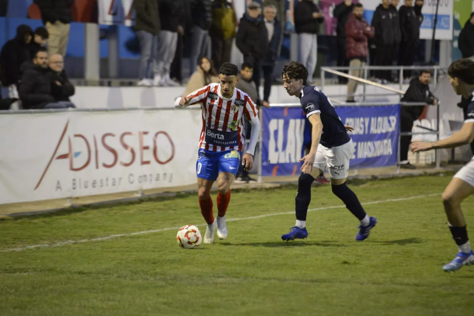 Ander encara a un jugador del Utebo. Foto: @fotomaniafut