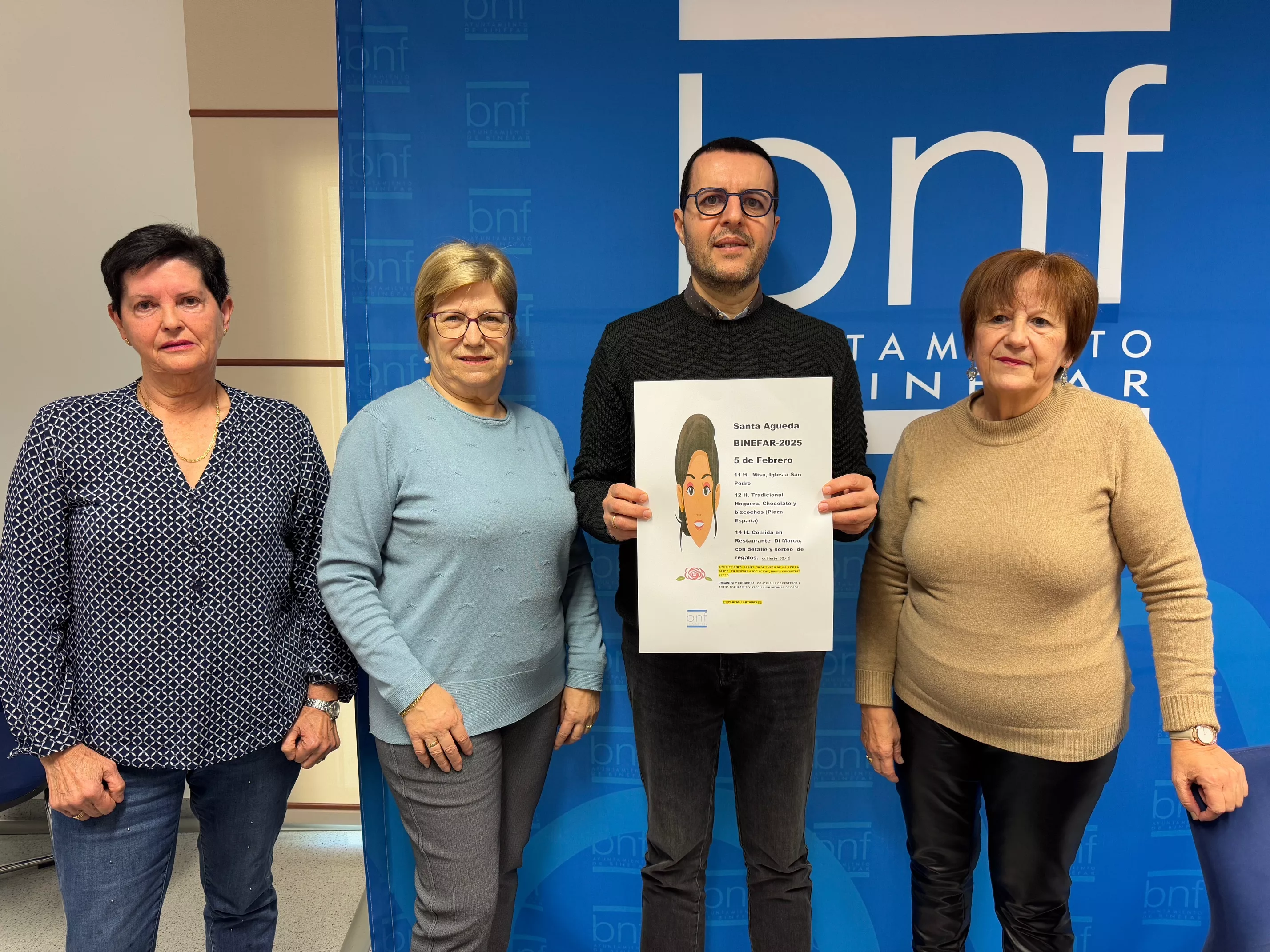 César Pardos con las representantes de Amas de Casa de Binéfar