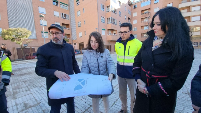 Técnicos municipales y de la empresa muestran el proyecto. Técnicos municipales y de la empresa muestran el proyecto.