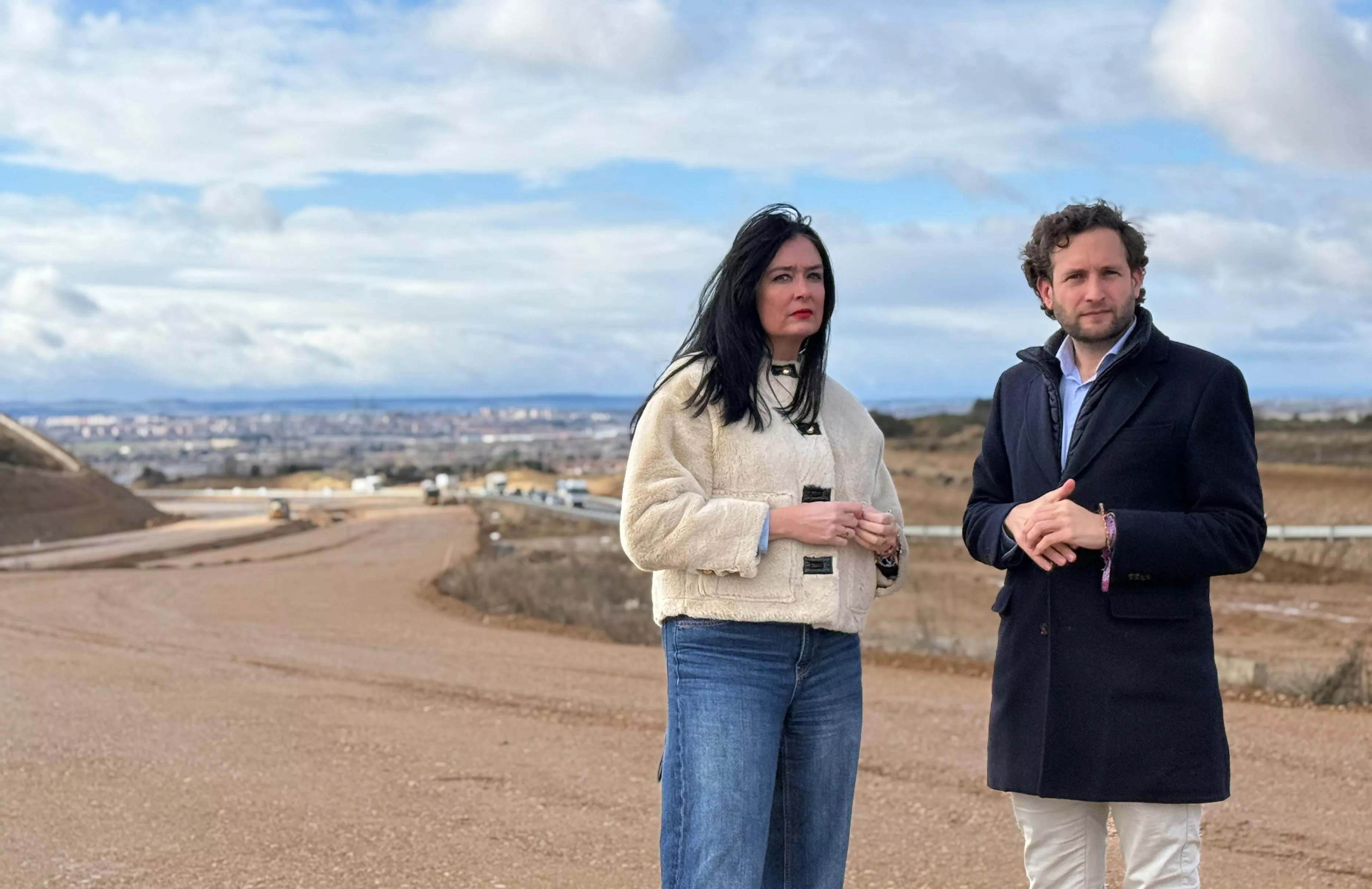 La alcaldesa de Huesca, Lorena Orduna, y el presidente de la DPH, Isaac Claver, en las obras de la A-22.
