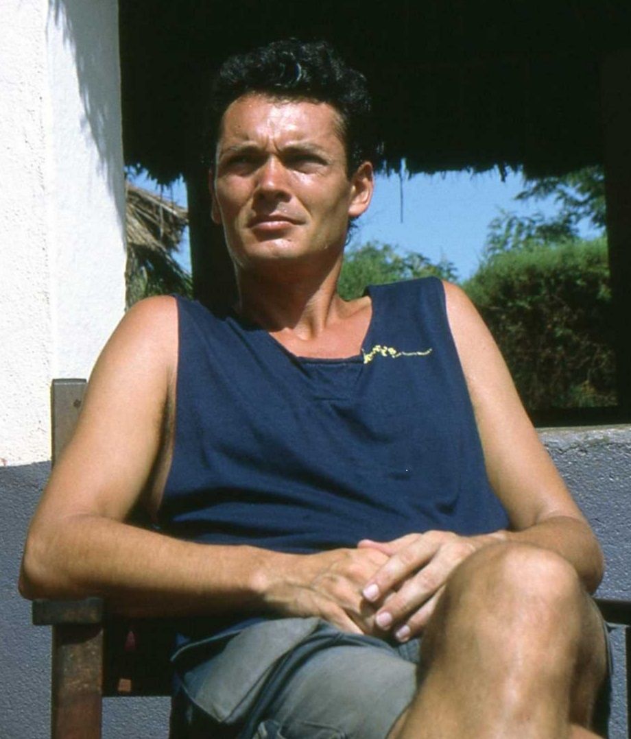 Marco Pascual, consolándose en la costa de Queensland