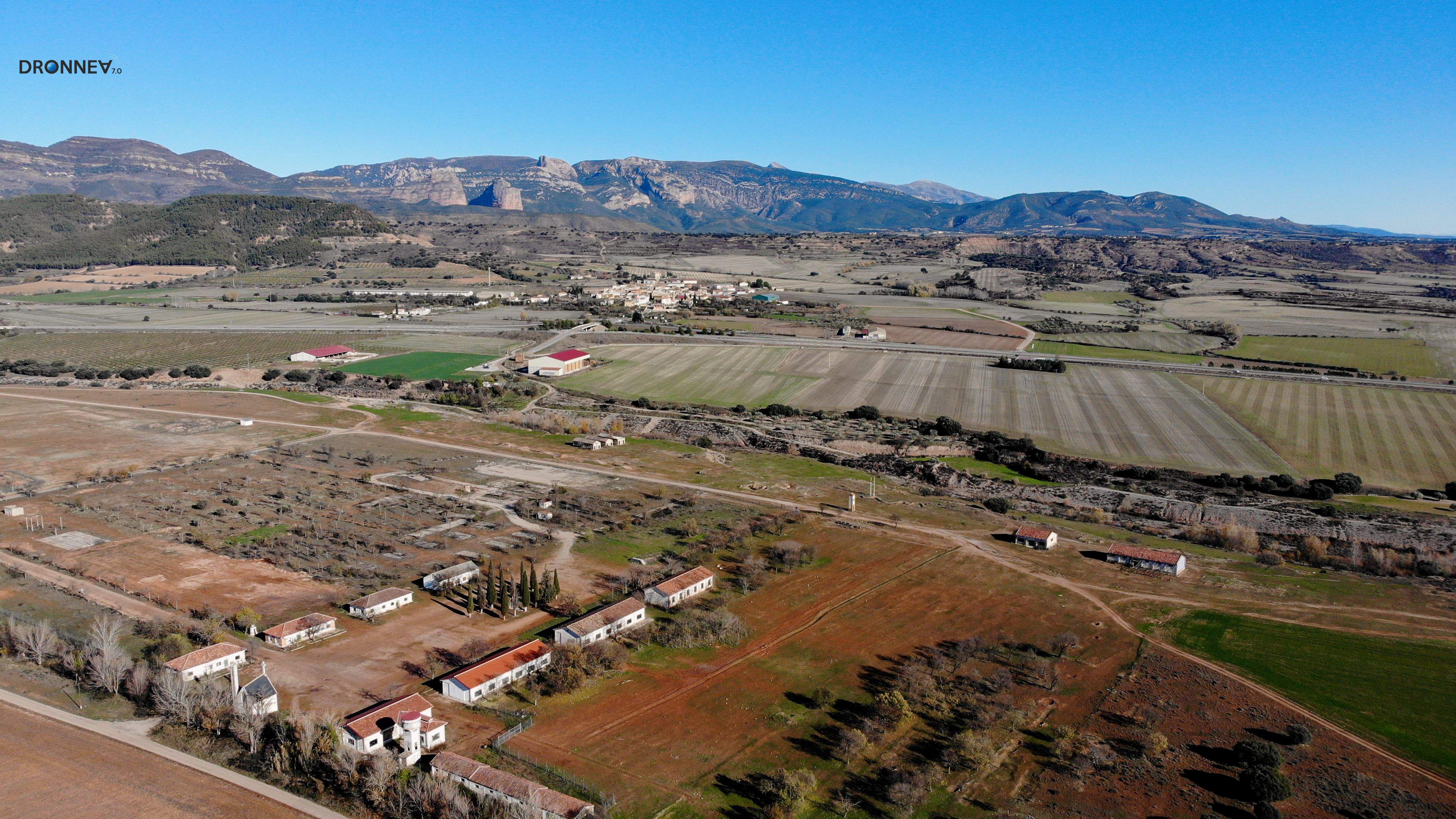 Igriés, campamento militar, campos y pueblo. Y en lontananza el Salto de Roldán. Escalando en la vida de los lugareños, orgullosos de sus tierras.