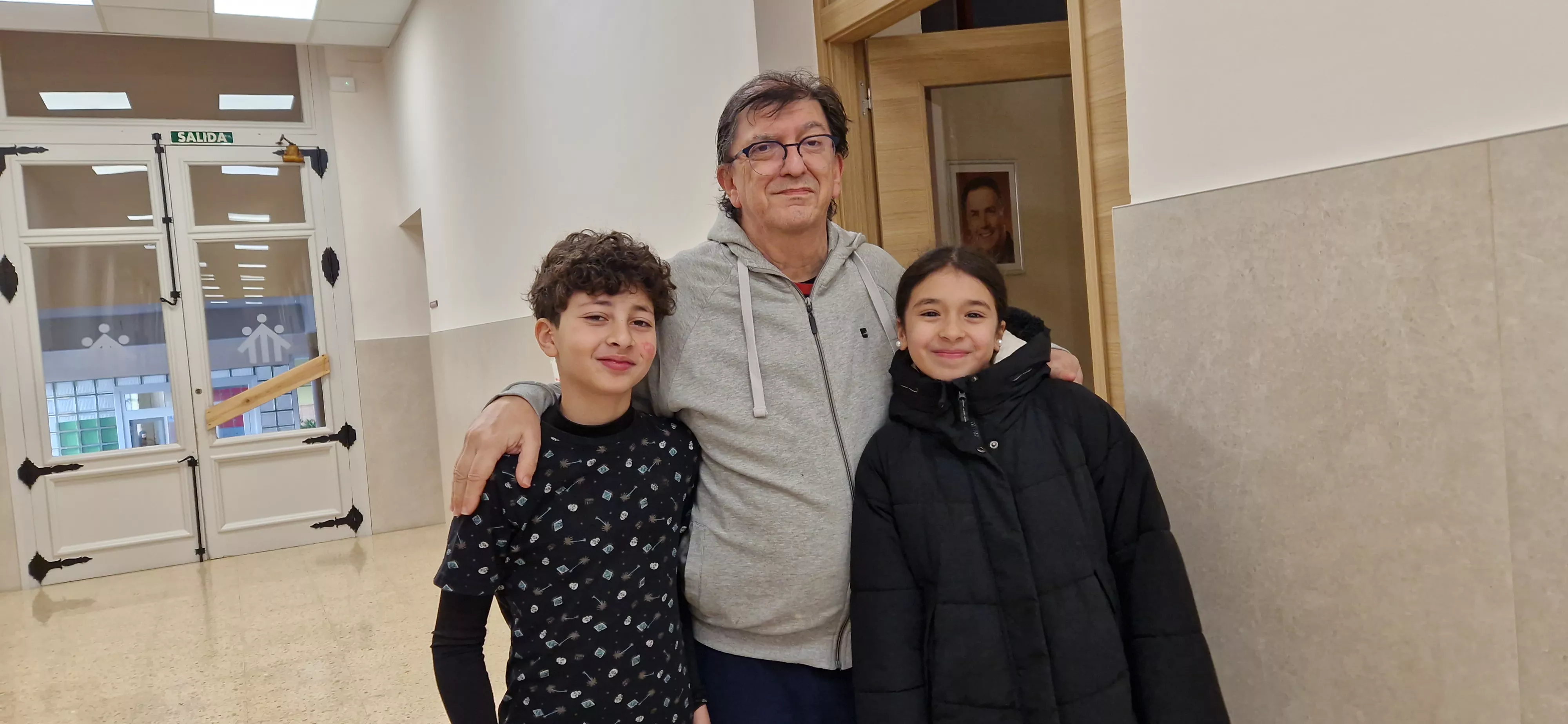 Josan Montull, con dos alumnos del centro. Foto Myriam Martínez