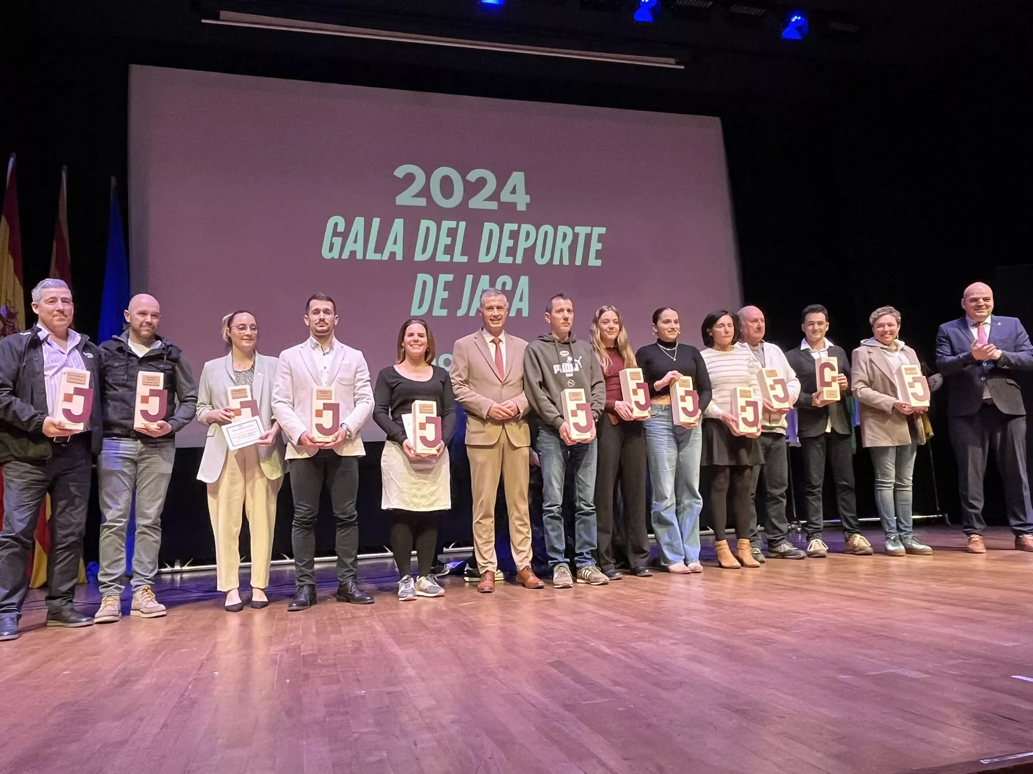 Galardonados y autoridades en la Gala de los Premios del Deporte de Jaca. Foto Ayuntamiento de Jaca