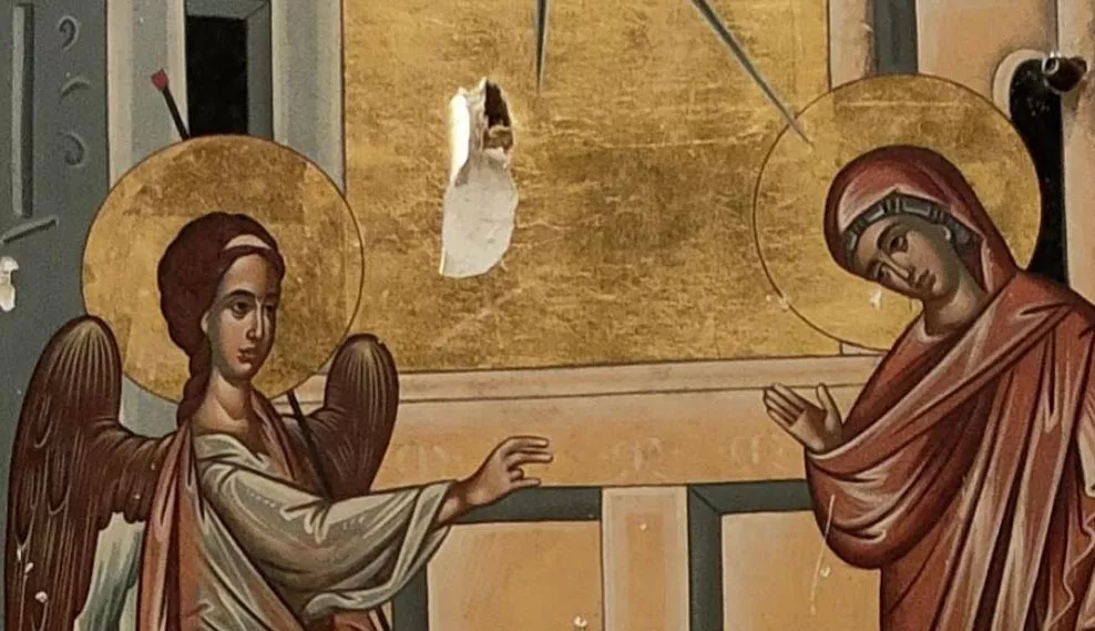 El icono de la Anunciación de Homs presenta numerosos daños incluso tiene una bala incrustada.