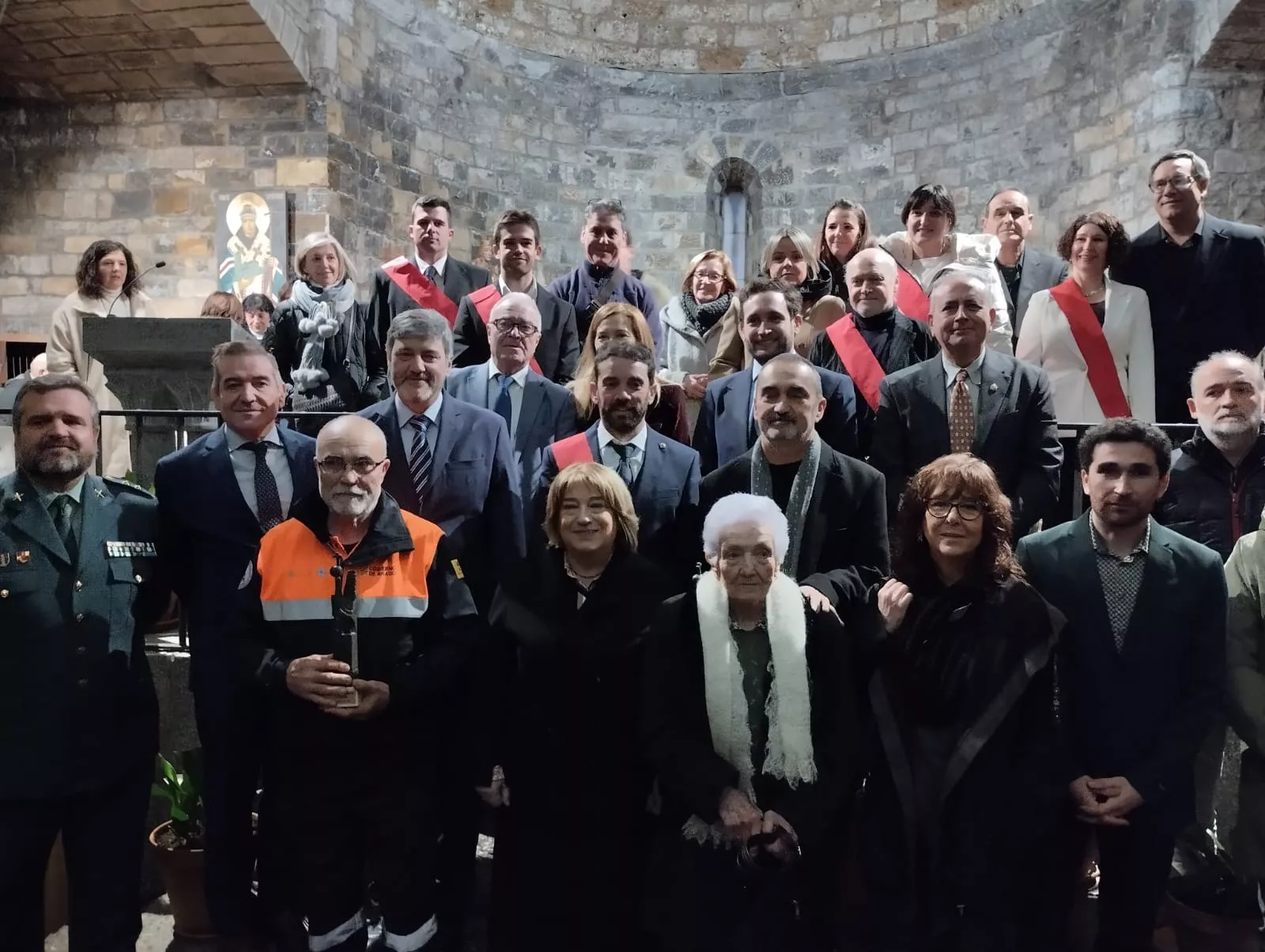 Fotografía de familia de la entrega de los premios Cruz de Sobrarbe